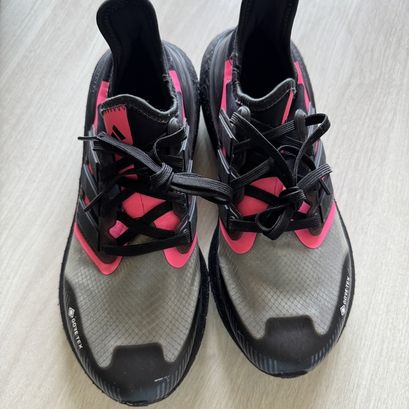 Adidas Ultraboost Light Gore-Tex Running Shoes Black & Pink Womens Size 7. - Picture 1 of 4